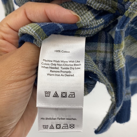 Eddie Bauer classic fit gauze like plaid button - Picture 3 of 6